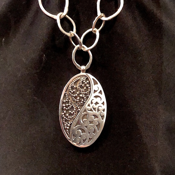 LOIS HILL Yin Yang Cut Out Granulated Oval Pendant Oval Link Toggle Necklace 925 - Picture 3 of 16